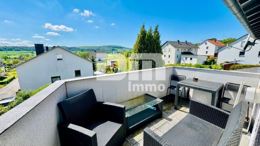 (R)eserviert!Sanierter Zweigenerationen-Traum mit Pooloase und autarker Zukunftsvorsorge - WE2 OG Balkon